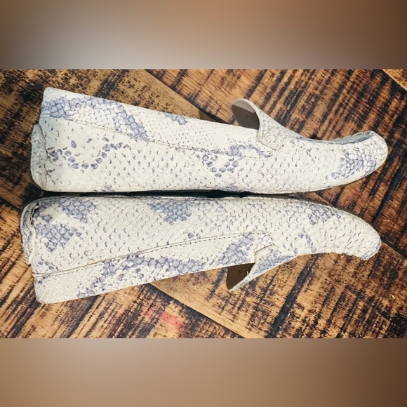 COLE HAAN Evelyn Leather Driver Loafers GREY AND WHITE SNAKE PRINT SIZE 7 - Picture 6 of 9